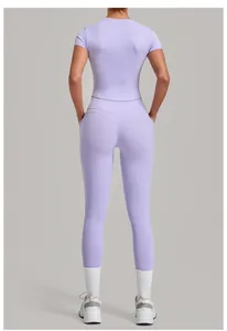 Vue arrière d'un ensemble de yoga lilas à taille haute avec manches courtes et legging