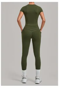 Vue arrière de l'ensemble de yoga olive à séchage rapide, haut à manches courtes et legging.