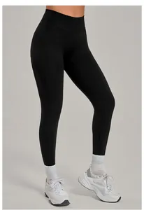 Vista dettagliata dei leggings neri da yoga a vita alta in tessuto compressivo ad asciugatura rapida