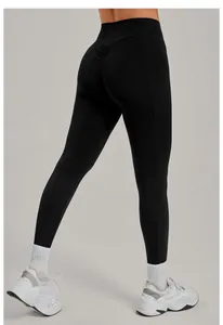Vista posteriore ravvicinata di leggings yoga neri a vita alta con dettaglio scrunch butt