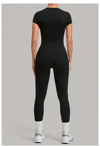 Vue arrière d'un ensemble de yoga 2 pièces avec haut noir et legging galbant