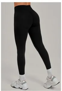 Vista posteriore di leggings yoga neri a vita alta con dettaglio push-up