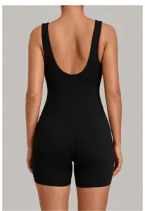 Gedetailleerd achteraanzicht van een zwarte mouwloze yoga bodysuit met U-hals sport