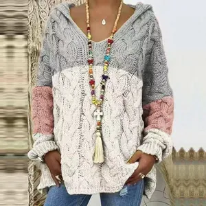 Détail de la maille torsadée sur pull à capuche col en V pour femme avec blocs de couleur