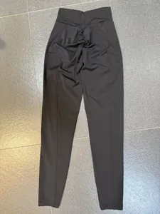 Dettaglio dei leggings da yoga neri a vita alta con speciale effetto scrunch butt