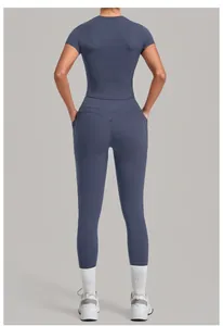 Vue arrière d'un ensemble de yoga bleu-gris à manches courtes et legging élastique