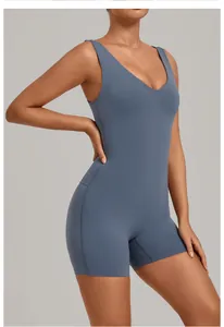 Detail van een mouwloze yoga bodysuit met U-hals in grijsblauwe matte sportstof