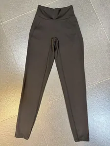 Vista piatta di leggings da yoga grigio scuro a vita alta con dettagli di cucitura