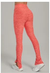 Detail der High-Waist-Yoga-Schlaghose mit angerauter Textur und Knopfschlitzen.
