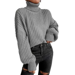 Detailansicht eines grauen Oversize-Rollkragenpullovers mit überschnittenen Schultern