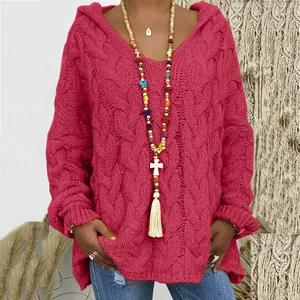 Vue détaillée du pull à capuche fuchsia en maille torsadée pour femme avec col en V