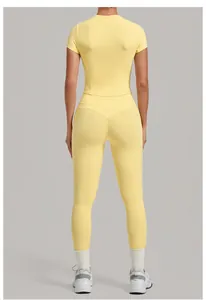 Vue arrière d'un ensemble de yoga jaune deux pièces très extensible avec manches courtes