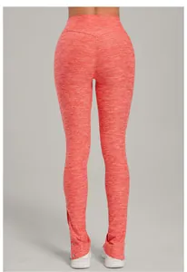 Rückansicht der korallenroten Yoga-Leggings mit hoher Taille und geschlitztem Saum