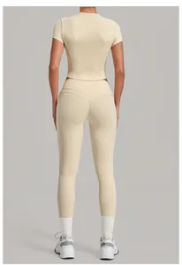 Vue arrière d'un ensemble de yoga crème extensible avec haut court et legging gainant.