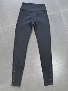 Hochwertige schwarze Yoga-Leggings mit hoher Taille und dekorativen Knöpfen an den Knöcheln