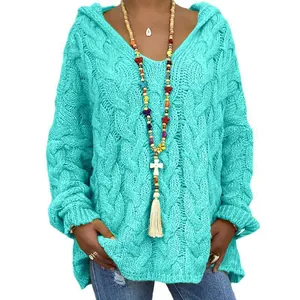 Gros plan sur le sweat à capuche en maille torsadée turquoise avec col en V pour femme