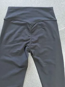 Detail der schwarzen Yoga-Hose mit hoher Taille und Scrunch-Butt-Design hinten