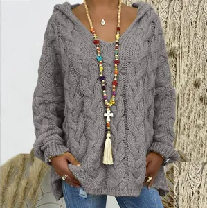 Détail d'un pull à capuche gris en maille torsadée avec col en V et motif texturé.