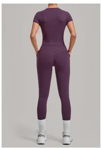 Vue arrière d'un ensemble de yoga violet à manches courtes et legging avec effet push-up
