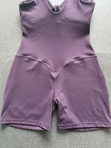 Detailweergave van een paarse mouwloze yoga jumpsuit met een V-vormige tailledetail