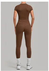 Vue arrière d'un ensemble de yoga athlétique marron deux pièces, haut court et legging.