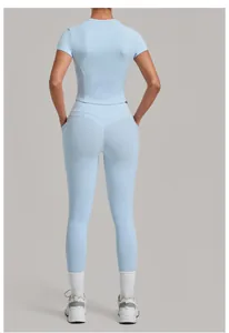 Vue arrière d'un ensemble de fitness bleu clair à haute élasticité montrant la coupe ajustée