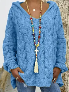 Sweat à capuche en maille torsadée bleue pour femme avec décolleté en V et collier