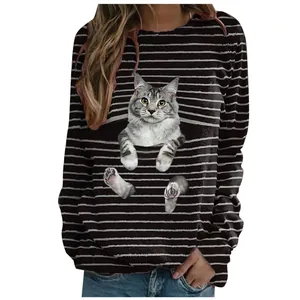 Vue détaillée d'un t-shirt à manches longues rayé pour femme avec imprimé chat de poche.