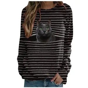 Détail du t-shirt rayé à manches longues pour femme avec imprimé chat gris et col rond