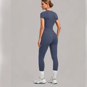 Vue de dos d'un ensemble de yoga haut élastique manches courtes et legging bleu