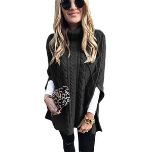 Elegante donkergrijze kabelgebreide coltrui poncho trui gestyled met een luipaardclutch