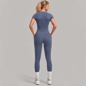 Vue arrière de l'ensemble de yoga haute élasticité pour femmes avec haut court et legging.