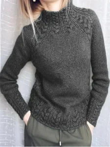 Gros plan d'un pull à torsades pour femmes gris foncé avec un col montant chic