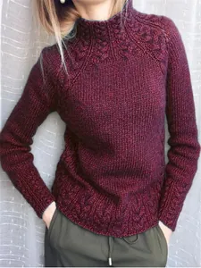 Vue détaillée d'un pull bordeaux pour femme avec des motifs de torsades au col