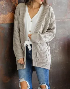 Primer plano de un cárdigan gris de punto trenzado para mujer con textura gruesa