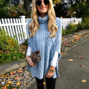 Stijlvolle lichtblauwe coltrui kabelgebreide poncho voor herfst outdoor mode
