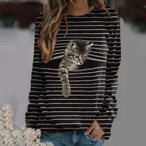 Détail de l'imprimé chat réaliste sur un t-shirt à manches longues rayé pour femme