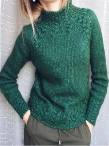 Vue rapprochée détaillée du pull à col roulé vert émeraude pour femme avec motifs torsadés