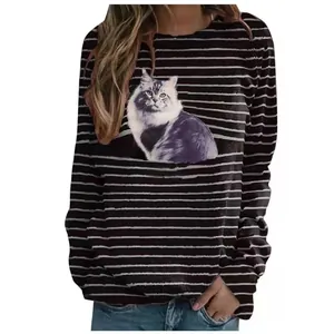 Détail d'un t-shirt à manches longues pour femmes avec imprimé graphique de chat
