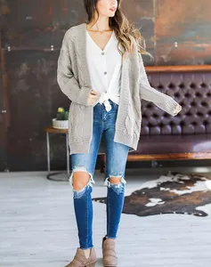 Detalle de cuerpo entero de un elegante cárdigan largo gris de punto de ochos para mujer