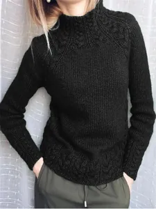 Vue détaillée d'un pull à torsades noir pour femmes avec des motifs complexes au col