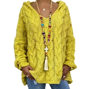 Pull à capuche jaune vif en maille torsadée pour femme, coupe décontractée et style boho.