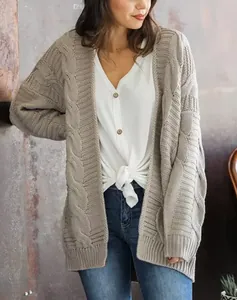 Primer plano de un cárdigan beige de punto de ochos con detallados patrones tejidos para invierno
