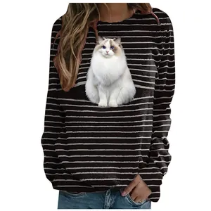 Détail de l'imprimé chat réaliste sur un haut à manches longues rayé noir et blanc chic