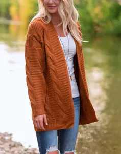 Vista detallada cárdigan de punto trenzado para mujer naranja moda otoño.