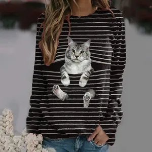 Détail de l'imprimé chat mignon sur un tee-shirt à manches longues à rayures