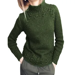 Détail d'un élégant pull en maille torsadée vert foncé pour femme avec col montant et motifs
