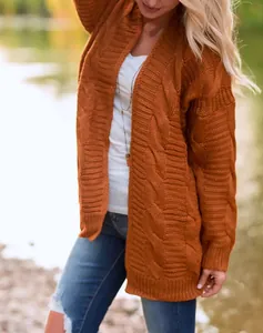 Detalle de una chaqueta de punto grueso con trenzas en color naranja quemado para mujer