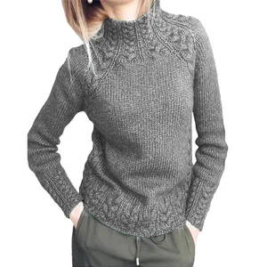 Vue détaillée d'un pull gris à torsades pour femmes avec col roulé très élégant