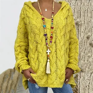 Vue détaillée d'un pull bohème à capuche et col en V en maille torsadée jaune pour femme